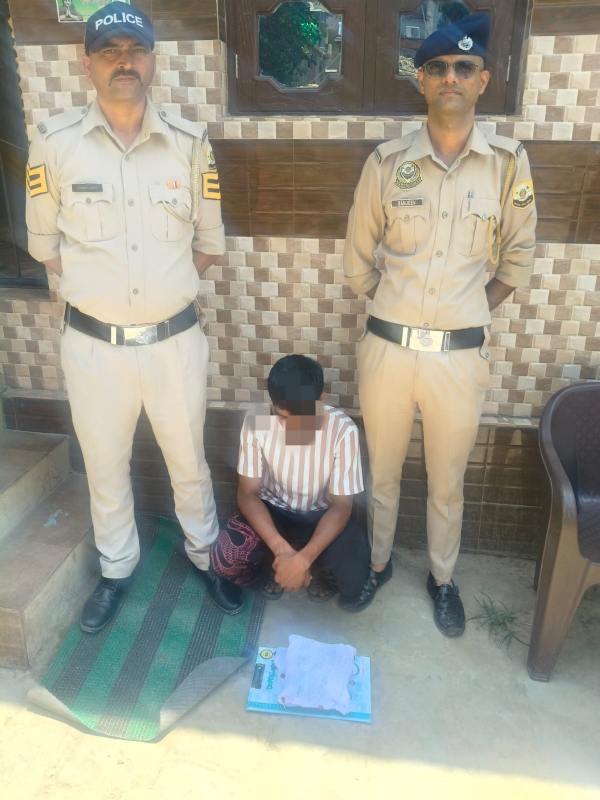 पकड़ा गया आरोपी। पकड़ा गया आरोपी।