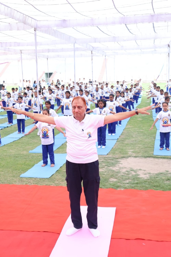 दिल्ली के महापौर प्रवेश वाही आज 12वें अंतरराष्ट्रीय योग दिवस के अवसर पर डॉ. अंबेडकर स्टेडियम में दिल्ली नगर निगम के स्कूली बच्चों के साथ सामूहिक योगाभ्यास करते हुए दिल्ली के महापौर प्रवेश वाही आज 12वें अंतरराष्ट्रीय योग दिवस के अवसर पर डॉ. अंबेडकर स्टेडियम में दिल्ली नगर निगम के स्कूली बच्चों के साथ सामूहिक योगाभ्यास करते हुए