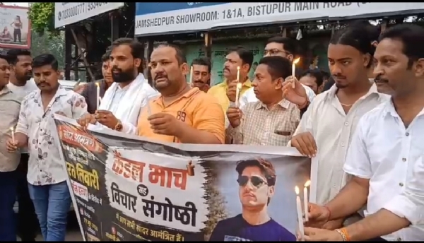 साकची में निकला कैंडल मार्च और पूर्व डीएसपी कमल किशोर साकची में निकला कैंडल मार्च और पूर्व डीएसपी कमल किशोर