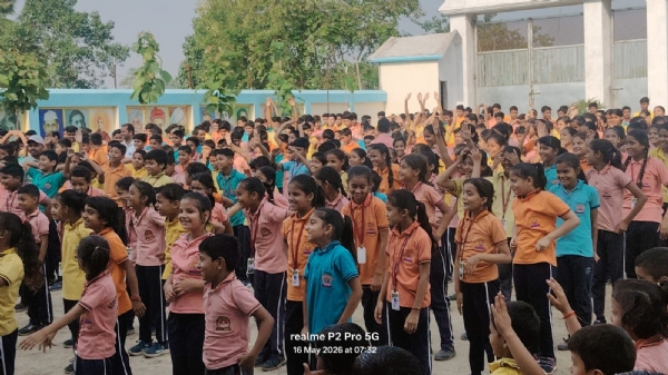 योग करते बच्चे