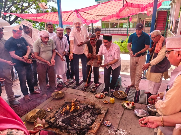 मंदिर में पूजा अर्चना करते हुए उपमुख्य सचेतक।