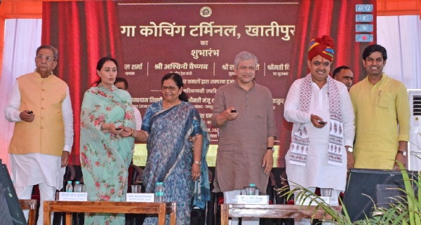 ट्रेन को हरी झंडी दिखाते हुए रेल मंत्री वैष्णव और राजस्थान के सीएम शर्मा व अन्य।
