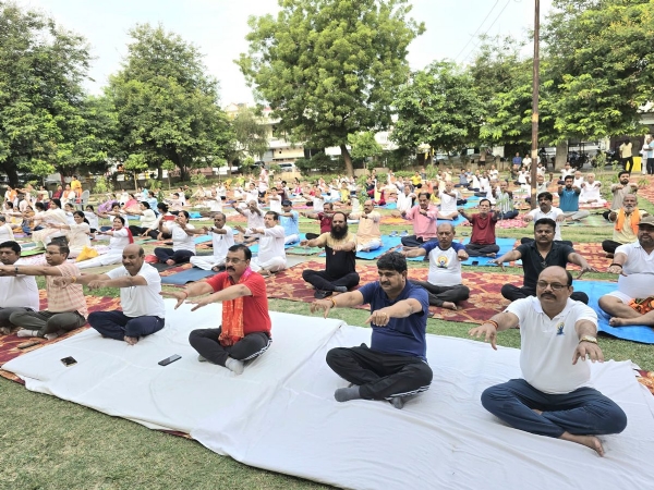 लखनऊ में योग करते भाजपा के प्रदेश महामंत्री संगठन धर्मपाल सिंह