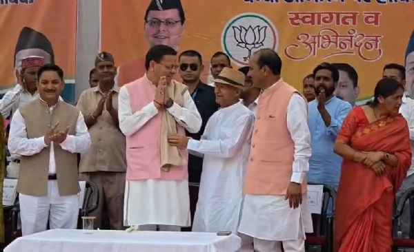 कार्यक्रम में मौजूद मुख्यमंत्री व अन्य कार्यक्रम में मौजूद मुख्यमंत्री व अन्य