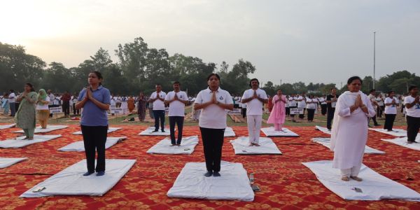 ब्रह्मदत्त द्विवेदी स्टेडियम में राज्य मंत्री व मंडलायुक्त ने दीप प्रज्ज्वलित कर किया योग का शुभारम्भ