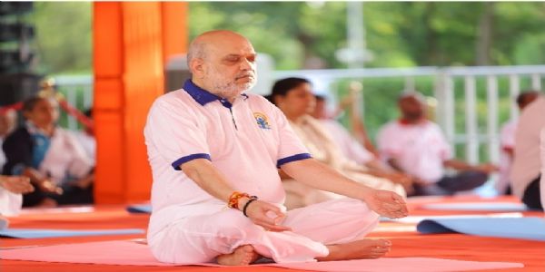 अंतरराष्ट्रीय योग दिवस पर शाह ने अहमदाबाद में किया योगाभ्यास
