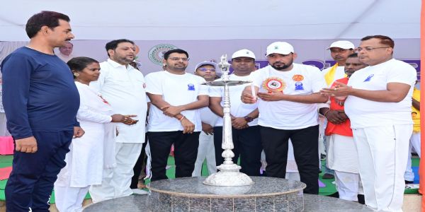 अंतरराष्ट्रीय योग दिवस पर जवाहरलाल नेहरू स्टेडियम में हुआ योगाभ्यास