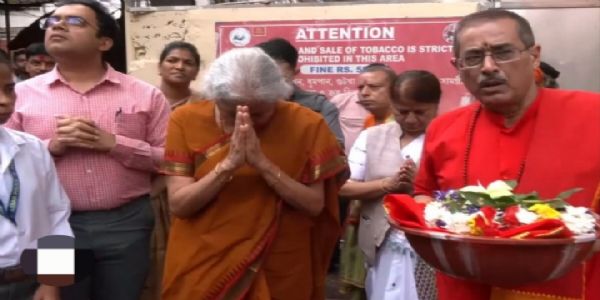 अंबुबासी से पूर्व कामाख्या धाम पहुंचीं निर्मला सीतारमण, मां कामाख्या का लिया आशीर्वाद