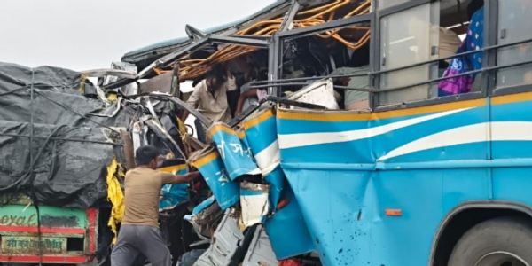 ट्रक से टकरा सरकारी बस, कई यात्री घायल