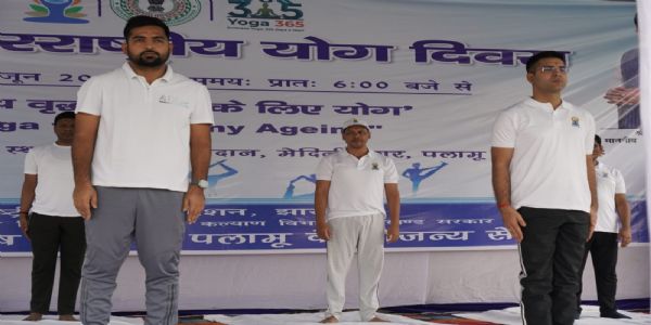 पलामू में ‘योगा फॉर हेल्दी एजिंग’ थीम पर हुआ सामूहिक योगाभ्यास