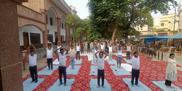 अंतरराष्ट्रीय योग दिवस: गोरखपुर सदर तहसील परिसर में अधिकारियों और कर्मचारियों ने किया सामूहिक योग