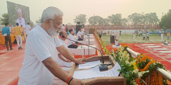 गाेरखपुर में प्रभारी मंत्री की उपस्थिति में हजारों लोगों ने किया सामूहिक योगाभ्यास