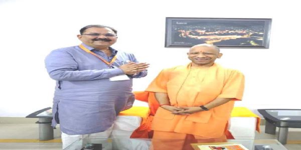 मुख्यमंत्री से मिले विधायक रवि शर्मा, झांसी के विकास से जुड़े 09 प्रमुख प्रस्ताव सौंपे