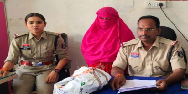 1.566 किलो गांजा के साथ महिला आराेपित गिरफ्तार