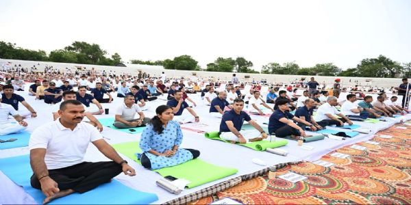 अलवर में अंतरराष्ट्रीय योग दिवस पर हजारों लोगों ने किया सामूहिक योगाभ्यास, नशामुक्ति का लिया संकल्प