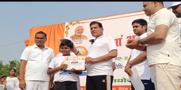 मऊ के स्टेडियम में नगर विकास मंत्री ने किया याेगाभ्यास