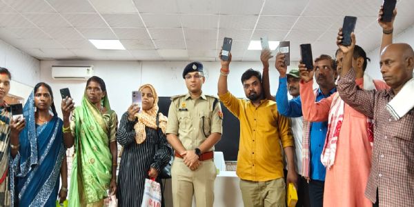 सोनभद्र पुलिस ने खोज निकाला खोया हुआ 302 मोबाइल