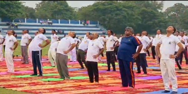 आसनसोल के पोलो मैदान में हजारों लोगों ने किया सामूहिक योगाभ्यास