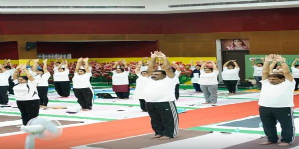 सीसीएल के योग सत्र में कर्मियों ने योग से निरोगी जीवन की ओर बढ़ा कदम