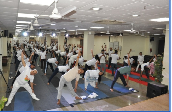 योग दिवस पर कुलपति प्रोफेसर मुरली मनोहर पाठक, स्वदेशी जागरण मंच के सह-संगठन मंत्री सतीश, वित्त अधिकारी संतोष श्रीवास्तव एवं अन्य गण योगाभ्यास करते हुए योग दिवस पर कुलपति प्रोफेसर मुरली मनोहर पाठक, स्वदेशी जागरण मंच के सह-संगठन मंत्री सतीश, वित्त अधिकारी संतोष श्रीवास्तव एवं अन्य गण योगाभ्यास करते हुए
