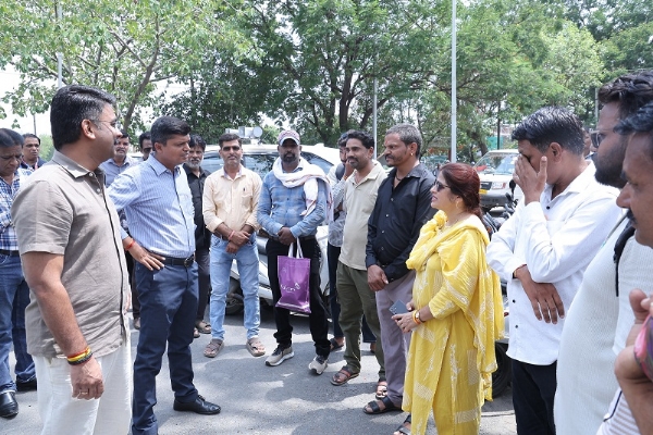 कलेक्टर-एसपी ने नीट परीक्षा केन्द्रों पर अभिभावकों से की चर्चा कलेक्टर-एसपी ने नीट परीक्षा केन्द्रों पर अभिभावकों से की चर्चा