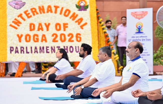 12वें अंतरराष्ट्रीय योग दिवस पर संसद भवन परिसर में सांसदों के साथ योगाभ्यास करते लोक सभा अध्यक्ष 12वें अंतरराष्ट्रीय योग दिवस पर संसद भवन परिसर में सांसदों के साथ योगाभ्यास करते लोक सभा अध्यक्ष