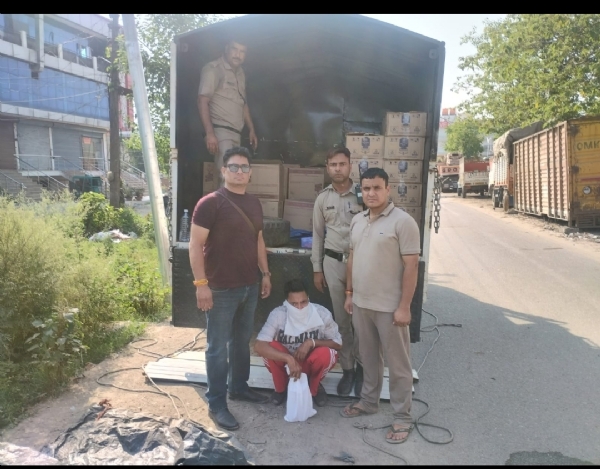 अवैध शराब के साथ गिरफ्तार आरोपित। अवैध शराब के साथ गिरफ्तार आरोपित।