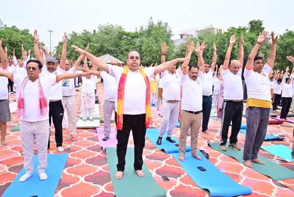 दिल्ली के स्वास्थ्य मंत्री डॉ. पंकज कुमार सिंह विकासपुरी स्थित छठ घाट में आयोजित सामूहिक योगाभ्यास करते हुए