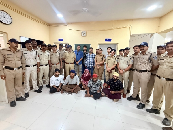 Police Dal ke sath girftar aaropi Police Dal ke sath girftar aaropi