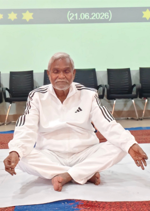 पूर्व मुख्यमंत्री चंपाई सोरेन योग करते पूर्व मुख्यमंत्री चंपाई सोरेन योग करते