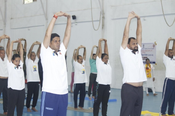 ठाणे में आज योग दिवस पर जन प्रतिनिधियों, विद्यार्थियों ने कार्यक्रम में हिस्सा लिया ठाणे में आज योग दिवस पर जन प्रतिनिधियों, विद्यार्थियों ने कार्यक्रम में हिस्सा लिया