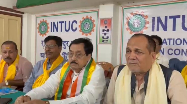 कांग्रेस कार्यालय में पत्रकारों से बात करते आलोक चक्रवर्ती कांग्रेस कार्यालय में पत्रकारों से बात करते आलोक चक्रवर्ती
