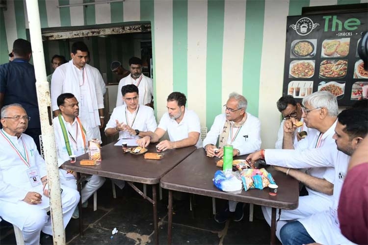 लोकसभा में नेता प्रतिपक्ष राहुल गांधी चाय-मैगी का लुत्फ उठाते हुए लोकसभा में नेता प्रतिपक्ष राहुल गांधी चाय-मैगी का लुत्फ उठाते हुए