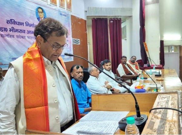 गोष्ठी को संबोधित करते लालजी प्रसाद निर्मल