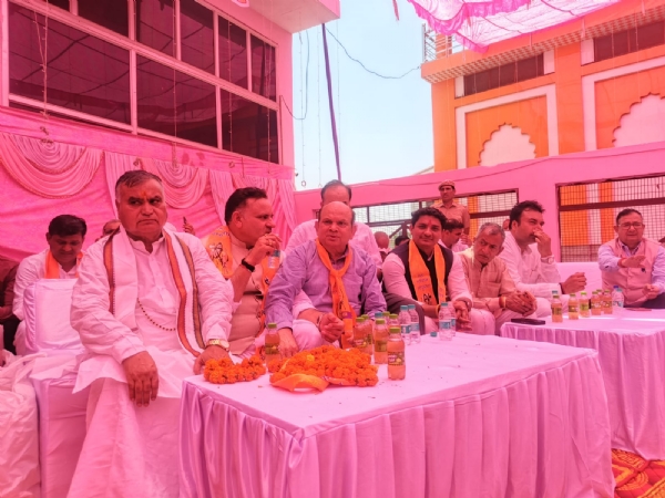मंच पर बैठे कांग्रेस सांसद और अन्य नेतागण। मंच पर बैठे कांग्रेस सांसद और अन्य नेतागण।