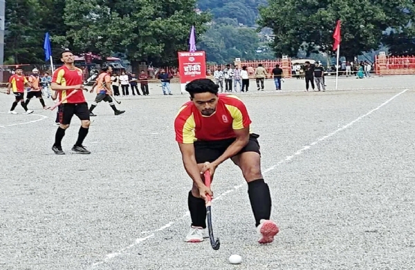100वीं अखिल भारतीय ट्रेडर्स कप हॉकी प्रतियोगिता में गैंद के लिये भिड़ते खिलाड़ी। 100वीं अखिल भारतीय ट्रेडर्स कप हॉकी प्रतियोगिता में गैंद के लिये भिड़ते खिलाड़ी।