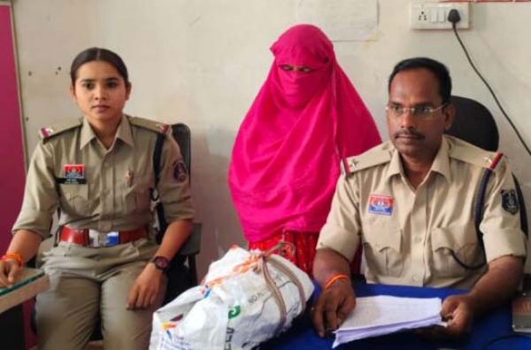 1.566 किलो गांजा के साथ महिला आराेपित गिरफ्तार 1.566 किलो गांजा के साथ महिला आराेपित गिरफ्तार