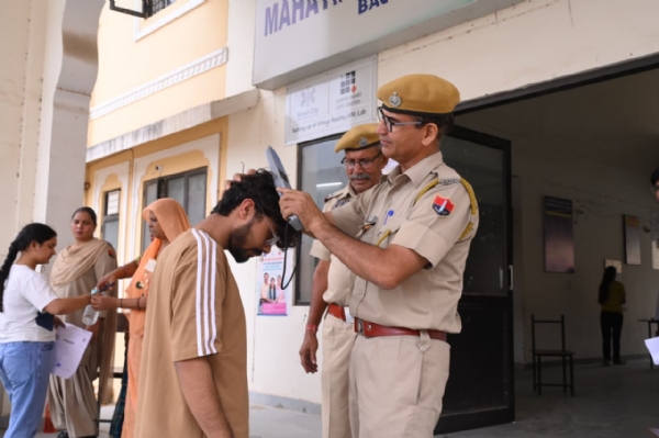 कड़े पहरे में संपन्न हुई री-नीट परीक्षा : प्रशासन-पुलिस ने संभाली कमान कड़े पहरे में संपन्न हुई री-नीट परीक्षा : प्रशासन-पुलिस ने संभाली कमान