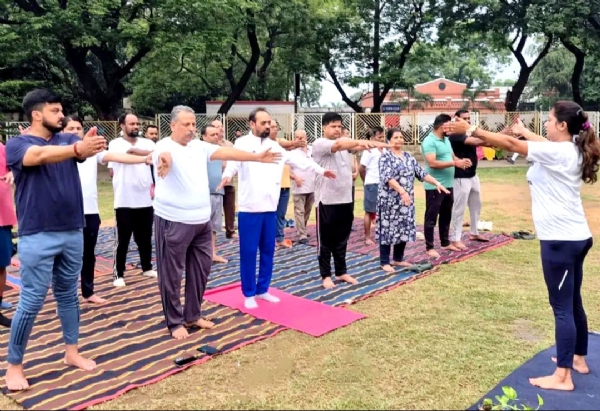 योग करते सांसद विद्युत वर्णन महतो, विधायक पूर्णिमा साहू और भाजपा जिलाध्यक्ष संजीव सिन्हा योग करते सांसद विद्युत वर्णन महतो, विधायक पूर्णिमा साहू और भाजपा जिलाध्यक्ष संजीव सिन्हा