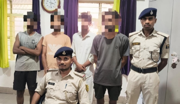 गिरफ्तार अपराधियों के साथ पुलिस
