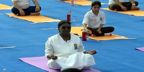 राष्ट्रपति ने जबलपुर में किया योग राष्ट्रपति ने जबलपुर में किया योग