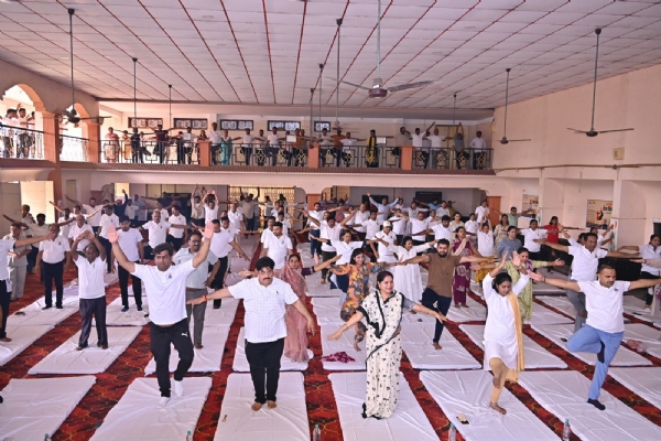 सामूहिक योग करते हुए जनप्रतिनिधि। सामूहिक योग करते हुए जनप्रतिनिधि।