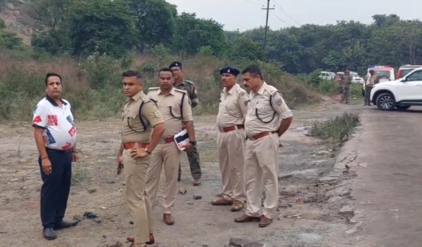 मौके पर मामले की जांच करते ग्रामीण एसपी एवं अन्य अधिकारी