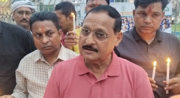 साकची में निकला कैंडल मार्च और पूर्व डीएसपी कमल किशोर साकची में निकला कैंडल मार्च और पूर्व डीएसपी कमल किशोर