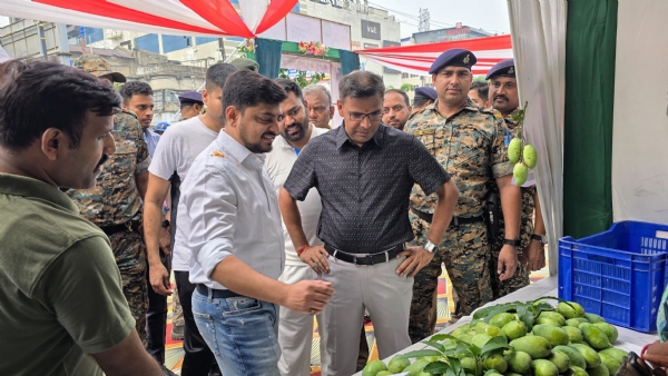 स्टॉल में लगे आम के प्रकार को देखते डीसी एवं एसएसपी स्टॉल में लगे आम के प्रकार को देखते डीसी एवं एसएसपी