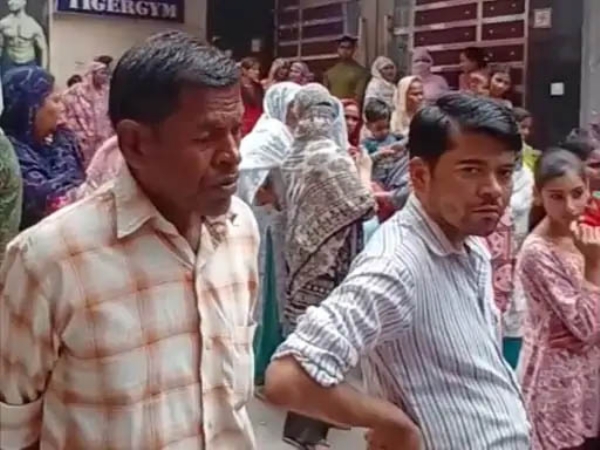 बच्चे की हत्या की सूचना के बाद मौके पर जमा लोग।