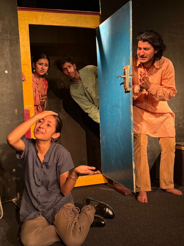नटरंग के संडे थिएटर सीरीज में हास्य नाटक ‘चोर’ ने दर्शकों को खूब गुदगुदाया