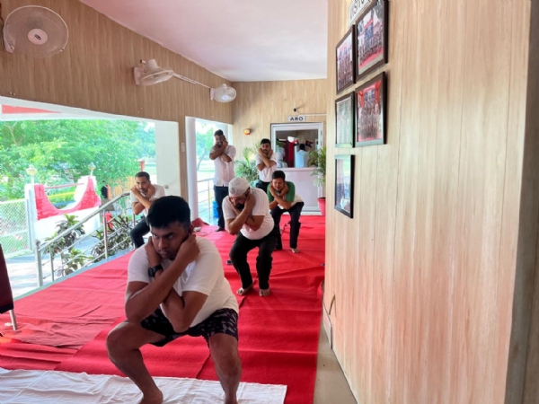 योगाभ्यास करते सैन्य अफसर