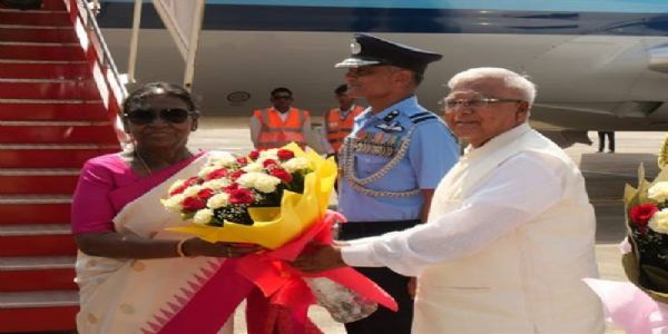 ग्वालियर एयरपोर्ट पर राष्ट्रपति का स्वागत करते हुए राज्यपाल पटेल ग्वालियर एयरपोर्ट पर राष्ट्रपति का स्वागत करते हुए राज्यपाल पटेल