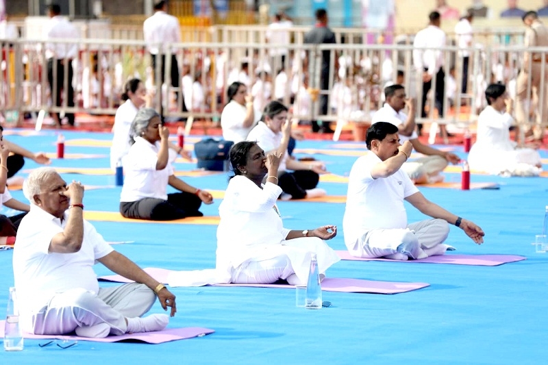 जबलपुर में योगाभ्यास करते हुए राष्ट्रपति जबलपुर में योगाभ्यास करते हुए राष्ट्रपति